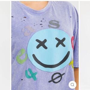 Easel Graphic Smiley Face Tee in Lavender with Aqua Accent